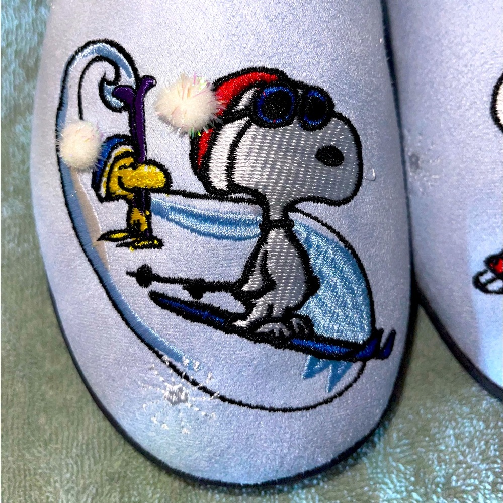 ✨HP✨ “PEANUTS” NWT SNOOPY SOFT SKIING SLIPPERS BY VERA BRADLEY, SHOE SIZE 5-6 - Picture 5 of 8